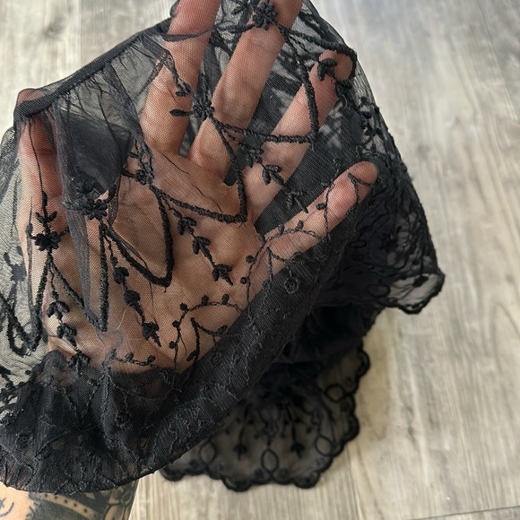 HOLLISTER SHEER MESH EMBROIDERED PEPLUM TANK - Picture 10 of 11